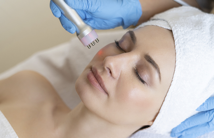 Tratamiento medicina estetica doctora cuadro dermapen facial/